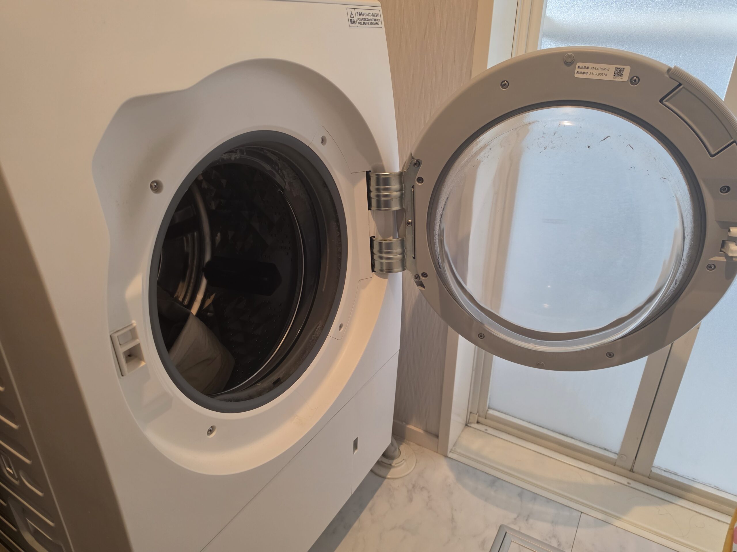 本体ドア前面開放、型番ラベル NA-LX129B-W が見える状態